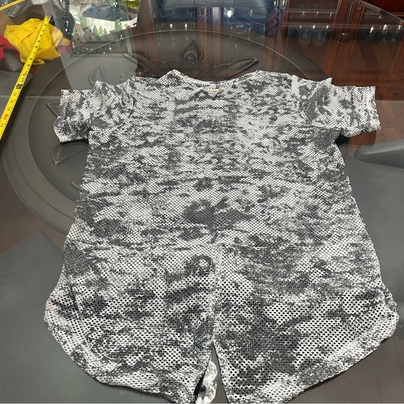 Columbia women’s Black and Gray Patterned mesh shirt - Picture 5 of 7